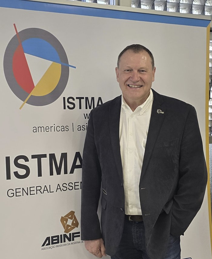 Rainer Dangel vor dem Aufsteller der ISTMA